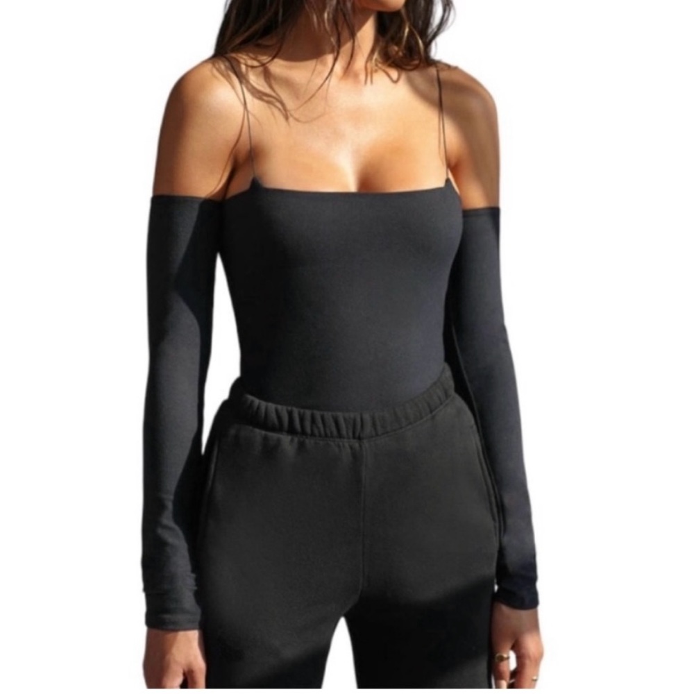Joah Brown 'Off the Shoulder'
Тор in SUEDED ONXY black size small/medium.